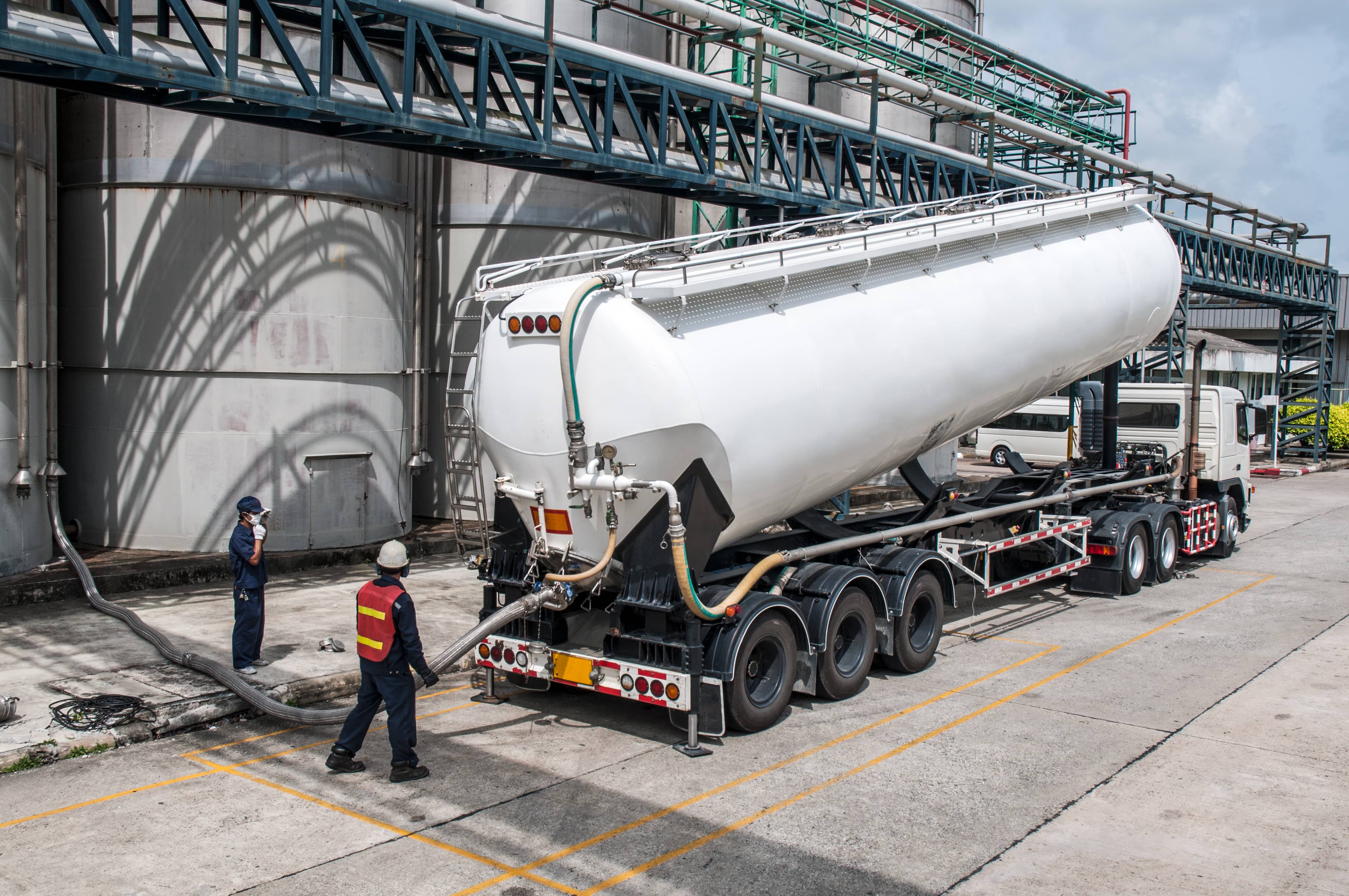 Vista de nave industrial con varios camiones equipados con GLP, resaltando normativa y ventajas en instalaciones industriales
